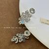 Super flash zircon flower leaf ear clips, high-end niche design, celebrity temperament stud earrings, exquisite earrings, no ear piercings.