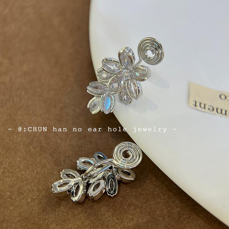 Super flash zircon flower leaf ear clips, high-end niche design, celebrity temperament stud earrings, exquisite earrings, no ear piercings.