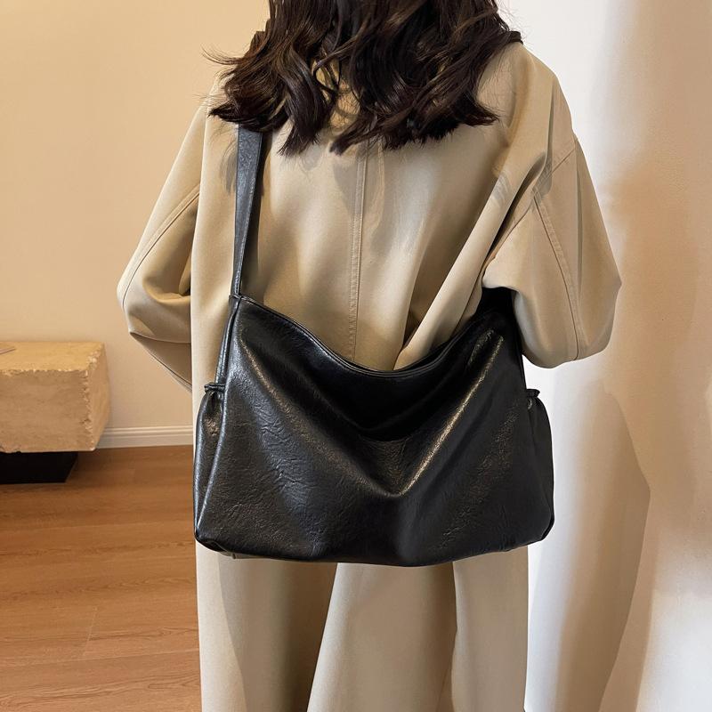Stylish and simple tote bag large capacity soft leather casual versatile shoulder bag retro commuter messenger bag