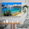 Stampe su tela da parete Poster Montagne Spring Lake Foresta Cielo blu Isola Albero Pittura Paesaggio Immagini da parete per soggiorno