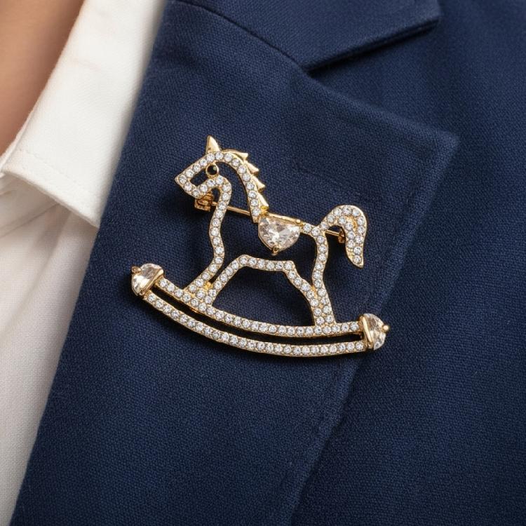 Glitzernde goldfarbene Pferdebrosche Raffiniertes mit Strasssteinen verziertes Design Kompakte Brosche für Freizeit- und formelle Kleidung