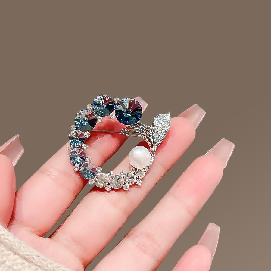 Delicate rhinestone ocean fishtail brooch, high-end women's light luxury pin, anti-light corsage, clothes accessories