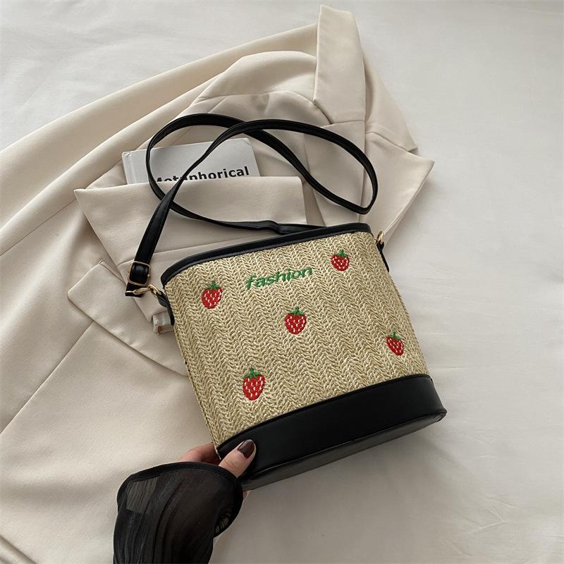 

Strawberry woven fashion shoulder messenger bag 2025 summer new Internet celebrity foreign style leisure bag bucket bag leisure bag хаки
