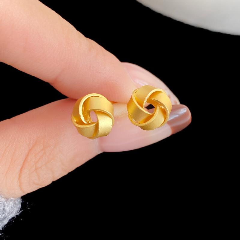 Light Luxury Senior Sense of Simplicity Winding Earrings Retro Compact Matte Gold Exquisite Unique Niche Vintage Ladies Accessories Elegant Jewelry