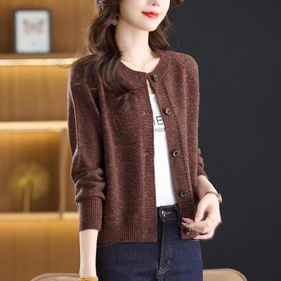 Cardigan court en maille pour femme - Col rond, Printemps/Automne 2025, Style tendance pour mères d'âge moyen, Vêtement d'extérieur court type pull-manteau.