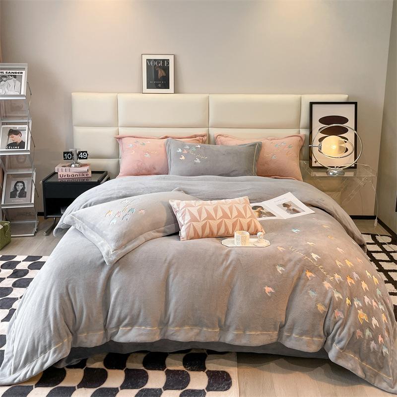 A klasės pieno aksomas keturių dalių žieminis šiltas sutirštintas dvipusis aksominis antklodės užvalkalas didelio tankio matinis vienspalvis raižytas aksomas