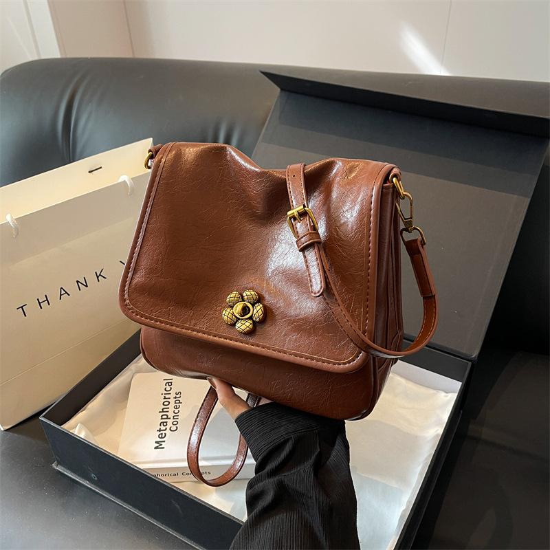 

Underarm bag women s 2025 new trendy fashion high-end shoulder bag retro versatile commuter messenger small square bag коричневый