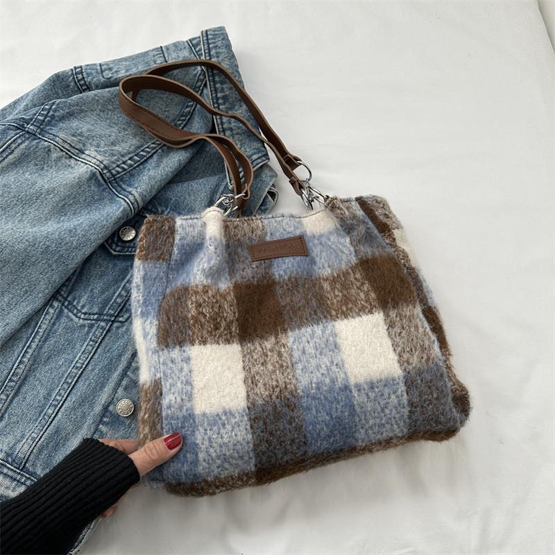 

Trendy Large Capacity Retro Tote Bag For Women Made Of Soft Wool Fabric Ideal For Urban Styles синий