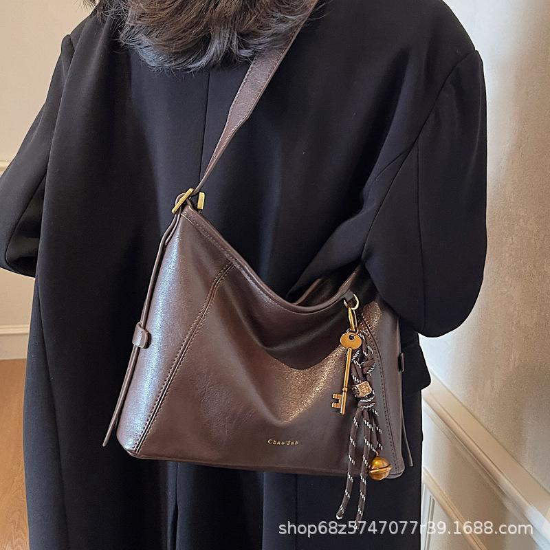 Large-capacity bag women's autumn and winter versatile 2025 new simple shoulder messenger bag premium texture commuter bucket bag