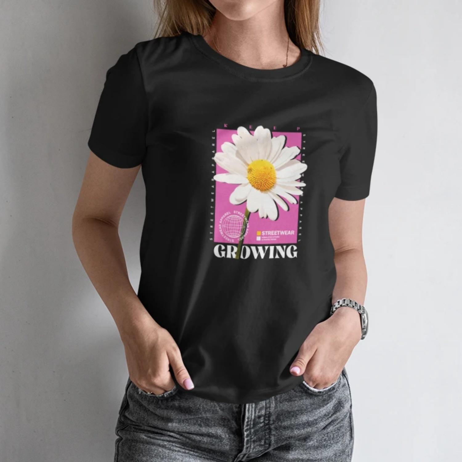 Fashion forward Women s Short Sleeve T Shirt Daisy themed “GROWING” Print for a Trendy Streetwear inspired Summer Look S чёрный