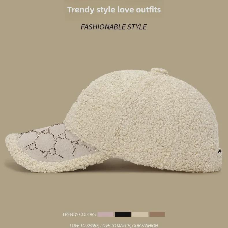 Vyšívaná baseballová čepice z teddy sametu s logem R a diamantovými akcenty