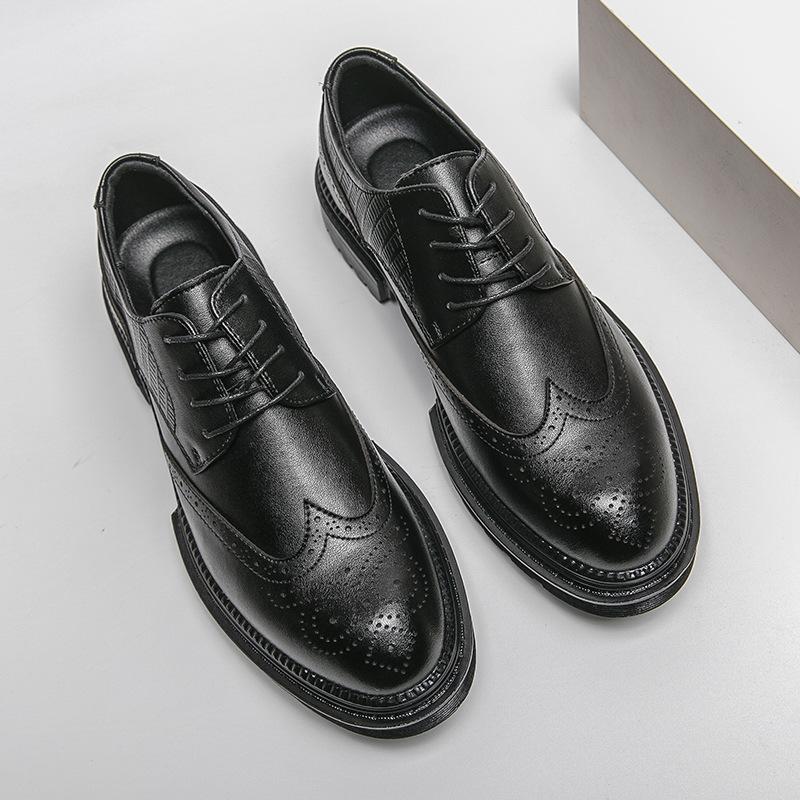 

Men s shoes large size new casual leather shoes fashion trend engraved brock shoes Korean version wedding groom wedding shoes 45
