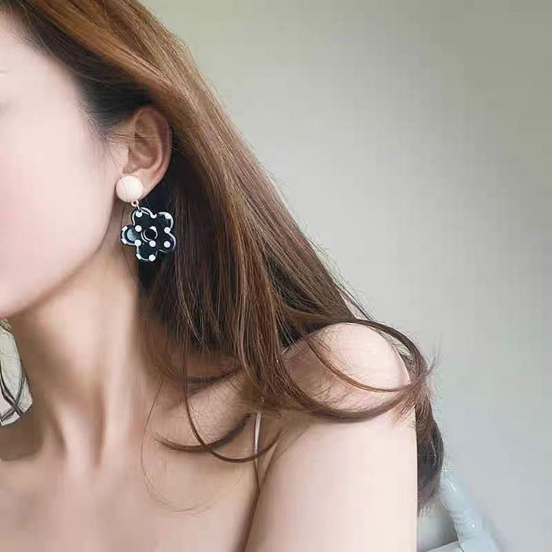 Retro Hong Kong style simple black and white polka dot flower earrings geometric oval temperament earrings fashionable personalized versatile earrings
