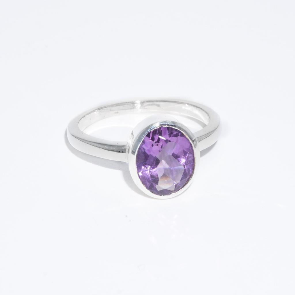 Anello Minimalista Ovale in Ametista: Gemma in Argento Sterling 925