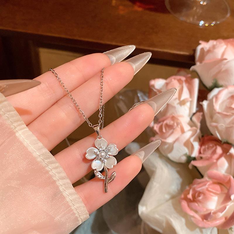 2026 Fresh Sweet Pearl Flower Pendant Necklaces for Women Girls Elegant Temperament Collarbone Necklaces Jewelry Accessories