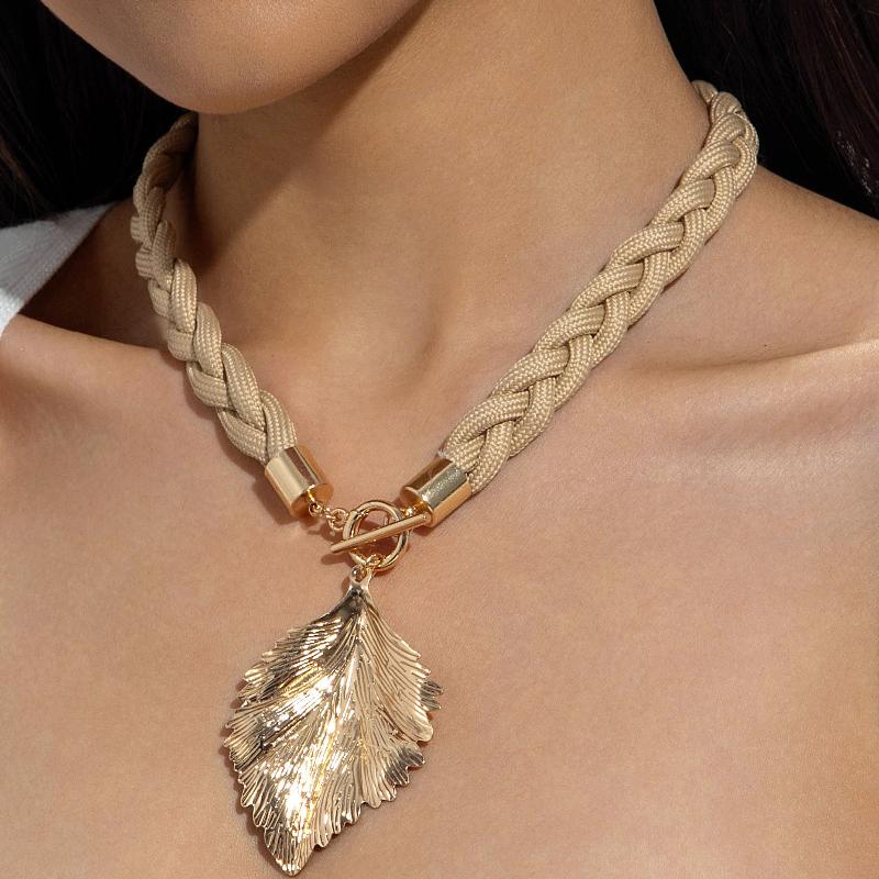 A Unique Knotted Design Necklace With Leaves Starfish And Scallops A Simple Drawstring Pendant Necklace With A Bow And Pearls