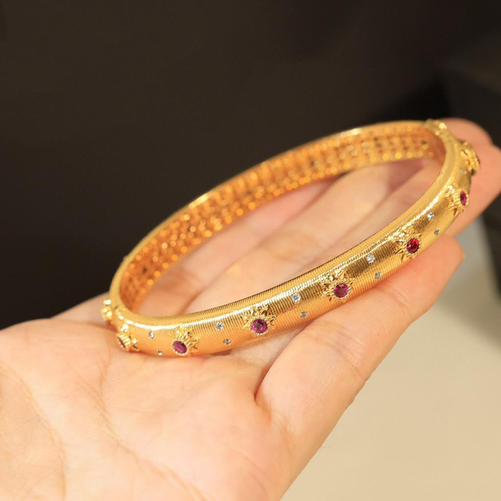 Luksusowa marka biżuterii bransoletka w stylu retro pałacowym z diamentami i szczotkowana, wykonana z materiału bazowego w kolorze sub-złotym, grubo pozłacana 18-karatowym złotem wysokiej jakości