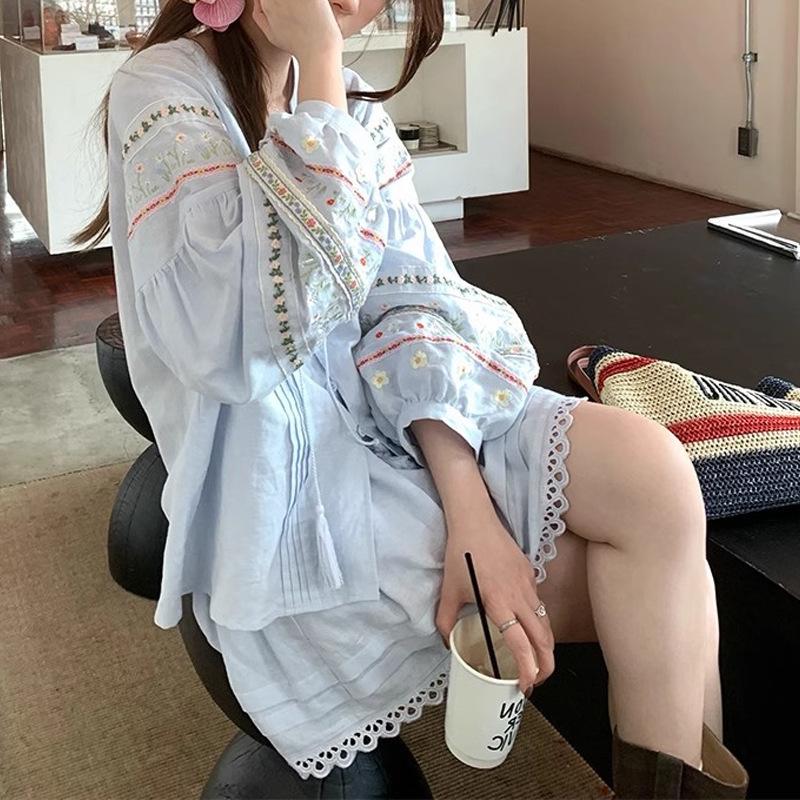 Комплект кукольной рубашки с цветочной вышивкой «Весна 2025» и миди-юбки А-силуэта Medium