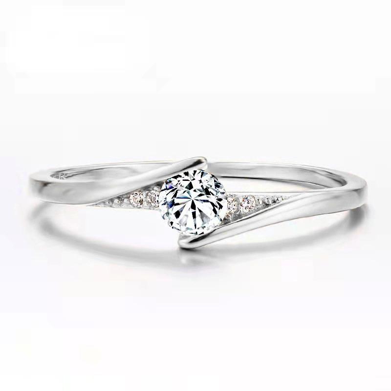 Bagues Mode Classiques pour Femmes Métal Couleur Or Zircon Blanc Bague pour Femmes Romantique Mariée Fille Bague de Demande Bijoux de Mariage Cadeau 2025