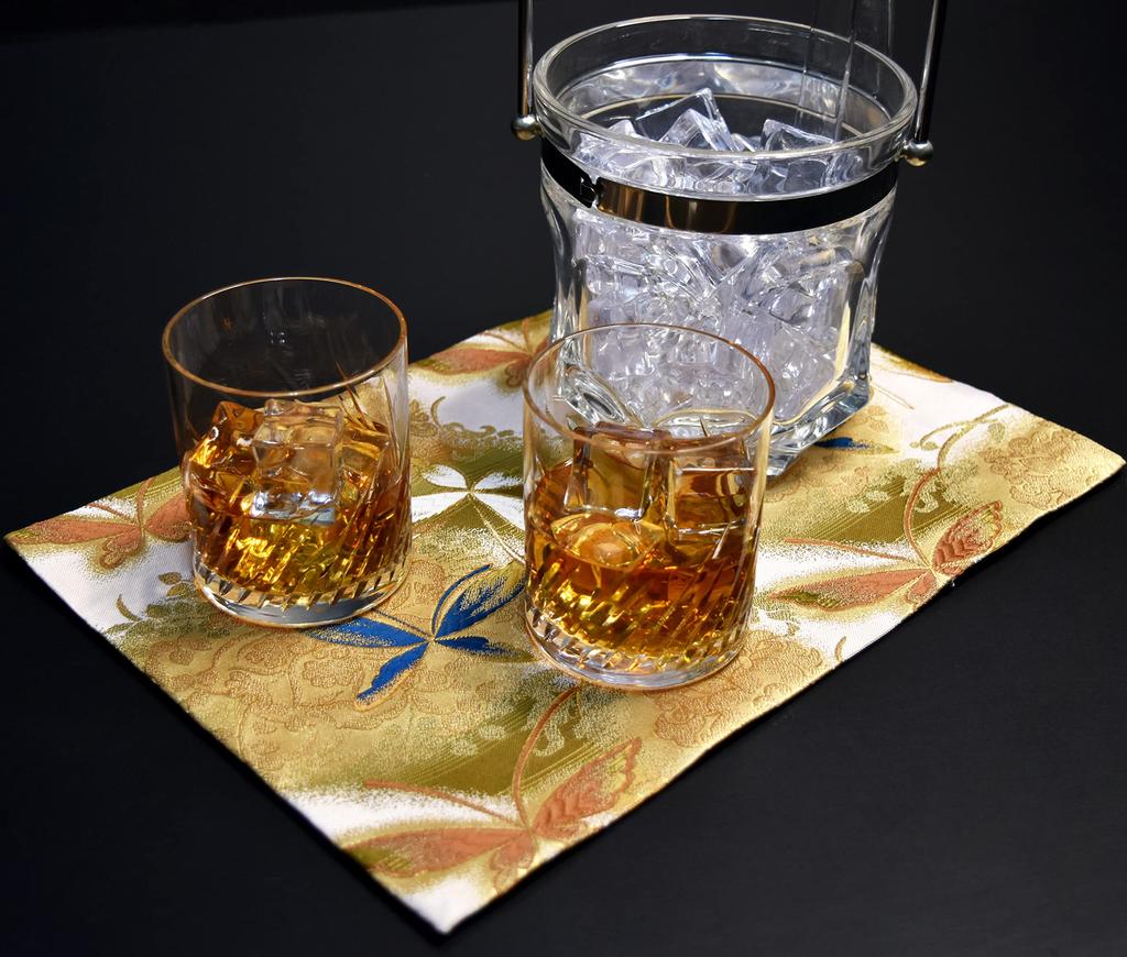 Und fertig zu diesem japanischen Geschenkset ist ein großartiges Geschenk für Kimono und Teeuntersetzer von mit einem Schmetterling Vorverpacktes Geschenk, Ausländer. Obi-Stil (Satz zwei)