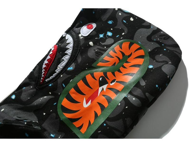 Pánská svítící mikina s hlavou žraloka - Se zipem, volný střih, s plyšem