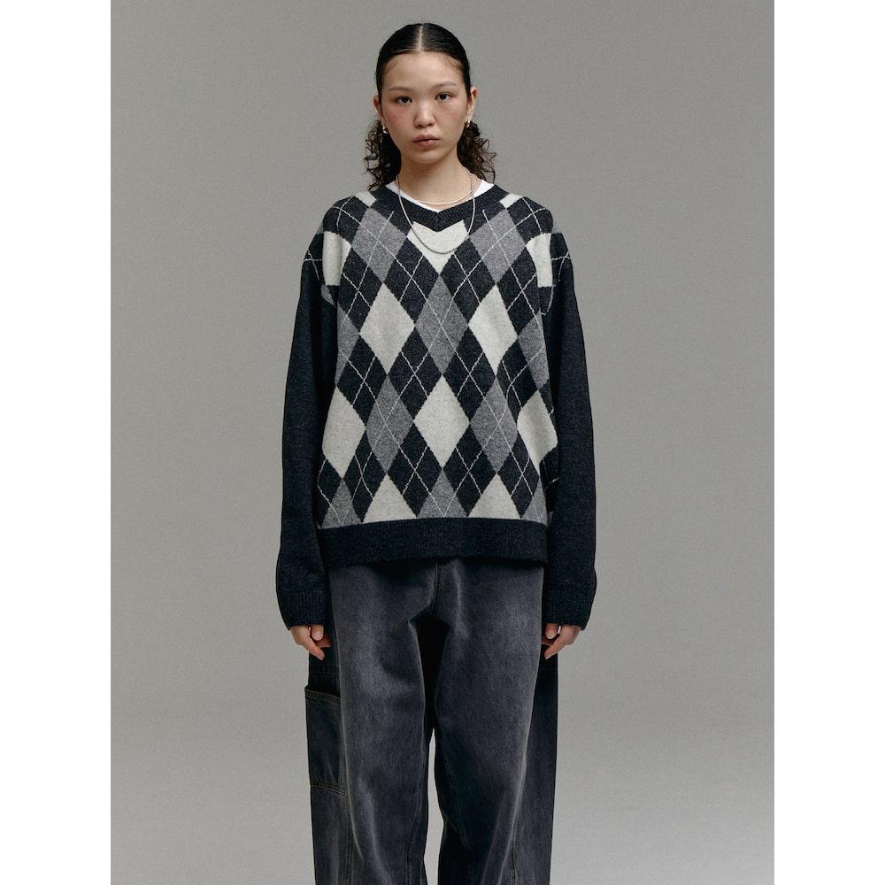Saendeusaundeu (Unisex) Argyle Pattern V-Neck Sweater Gray