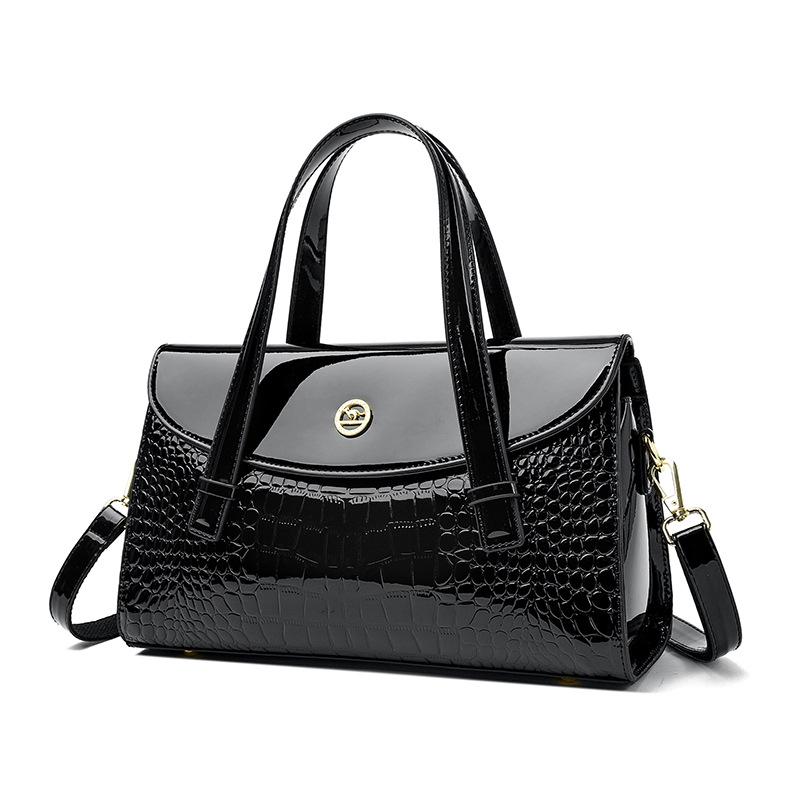 

The new crocodile pattern is simple and atmospheric, fashionable Princess Diana bag, mother bag, genuine leather shoulder messenger bag. чёрный