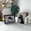Bunter acrylfarbener Wellen-Magnet-Fotorahmen für den Tisch