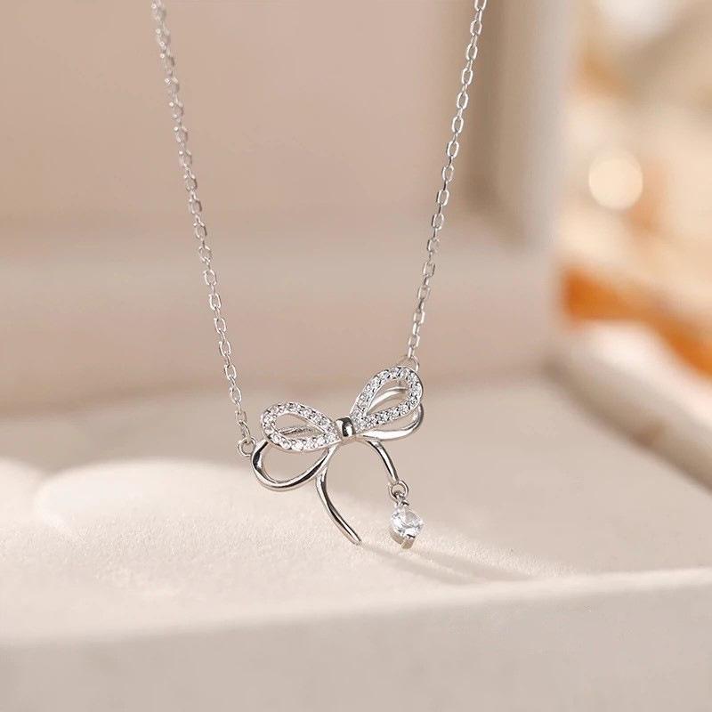 

Fan Family Double-Layer Bow Necklace: Elegant Micro-Paved Full Diamond Design for a Chic, Versatile Look and Celebrity Style.