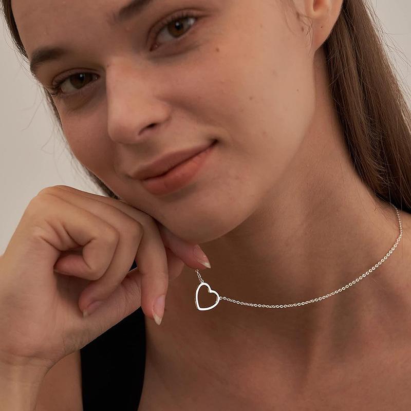 Women's Minimalist Hollowed Out Heart-shaped Pendant Necklace, Exquisite and Compact Collarbone Chain Jewelry, Birthday Gift