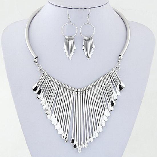 Women's Fashion Luxury Tassel Pendant Choker Necklace Hook Earrings Jewelry Set