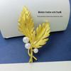 S925 Silver Gold-Plated Feather & Pearl Brooch: Retro Maple Leaf Design, Freshwater Pearls - Versatile & Elegant.