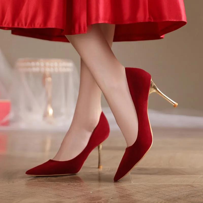 

Мода 2025 Женские базовые туфли-лодочки Золотой каблук Высокие Туфли для платья Красный флок Лодочка Острый носок Слипоны 34