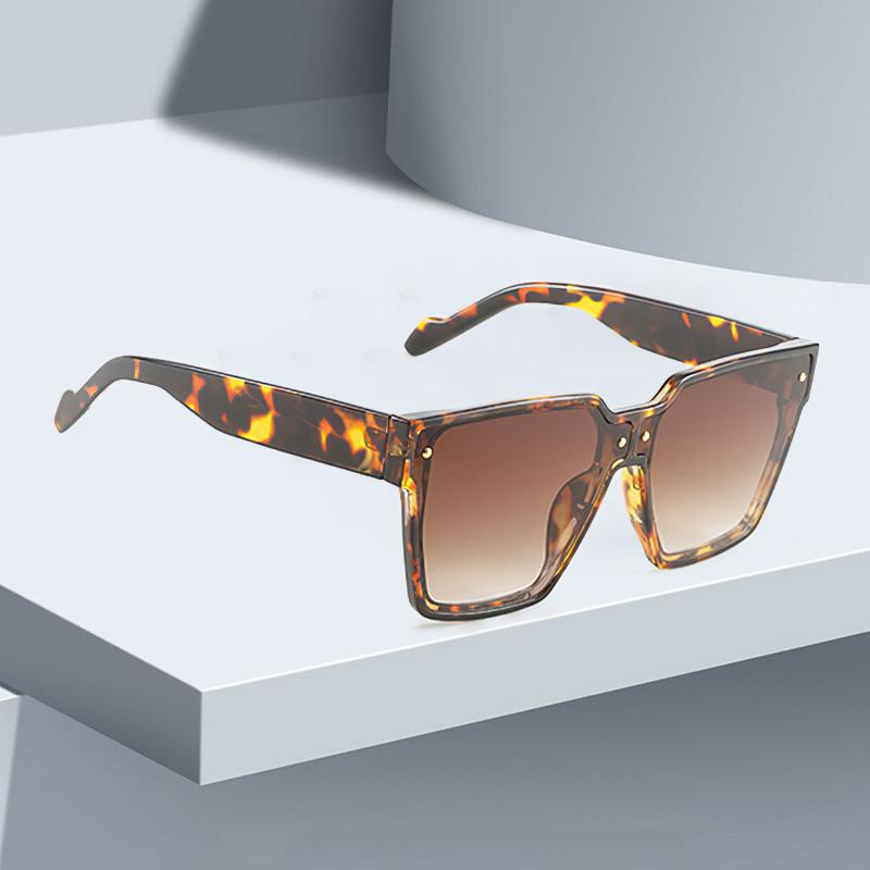 Vintage Trendy Sunglass for Women Square Frame Gradient Lens Fashionable Avant Garde Eyewear