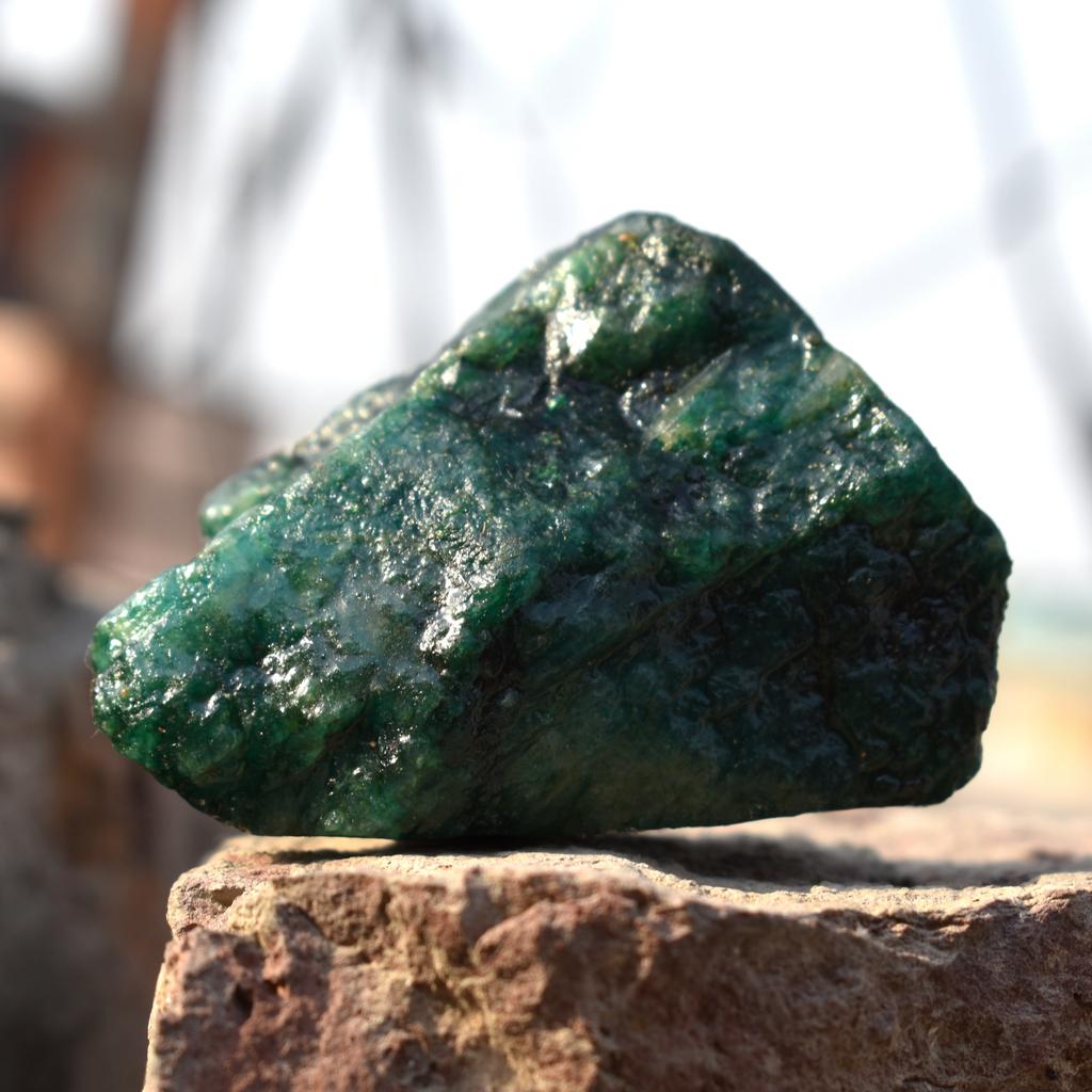 Natural 143.8 Ct Green Emerald Uncut Rough CERTIFIED Loose Gemstone Earth Mined