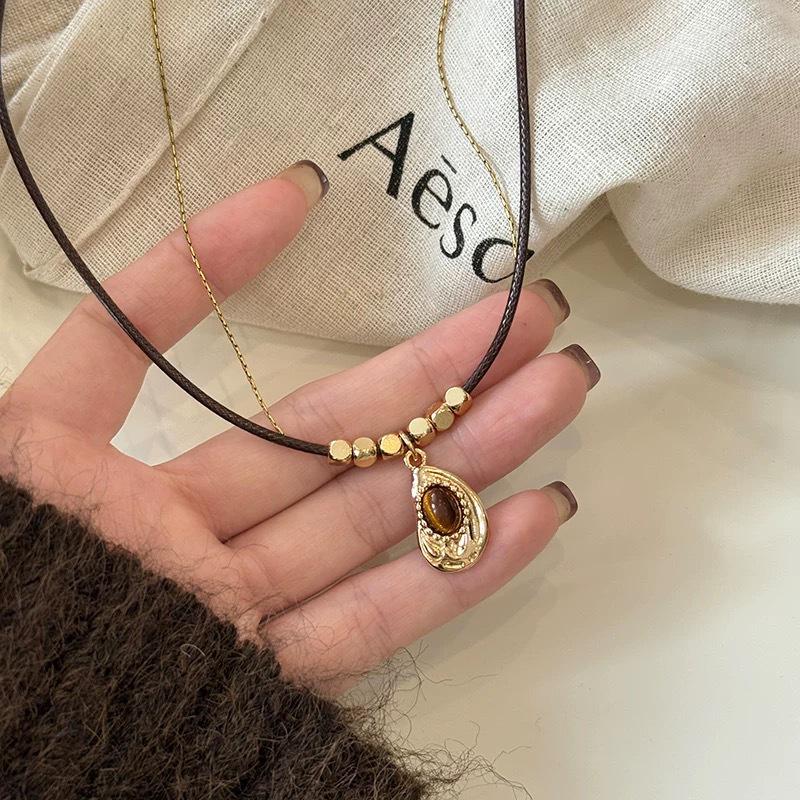 

Ожерелье с подвеской из камня «Тигровый глаз» в стиле ретро Майяра: Изысканная цепочка для свитера с бусинами из женской коллекции осень/зима.