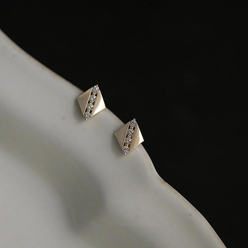 

925 Sterling Silver European Simple Diamond-Shaped Pavé Crystal Stud Earrings Women Creative Noble Punk Jewelry Accessories Silver