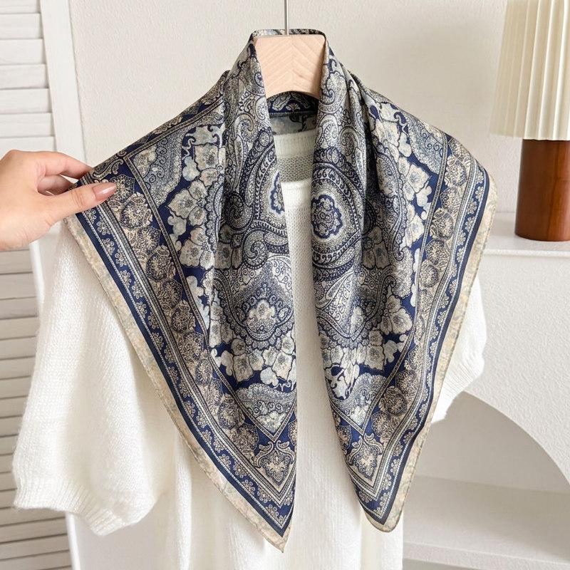 Light luxury retro 71 new double-sided heterochromatic small square scarf women's spring and autumn fashion versatile scarf neck protection decorative