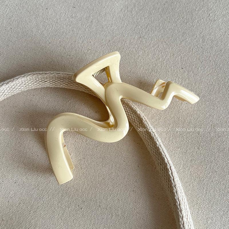 oversized wave grab clip, large hair volume, back of head shark clip, hair grab clip, headgear, large grab clip.