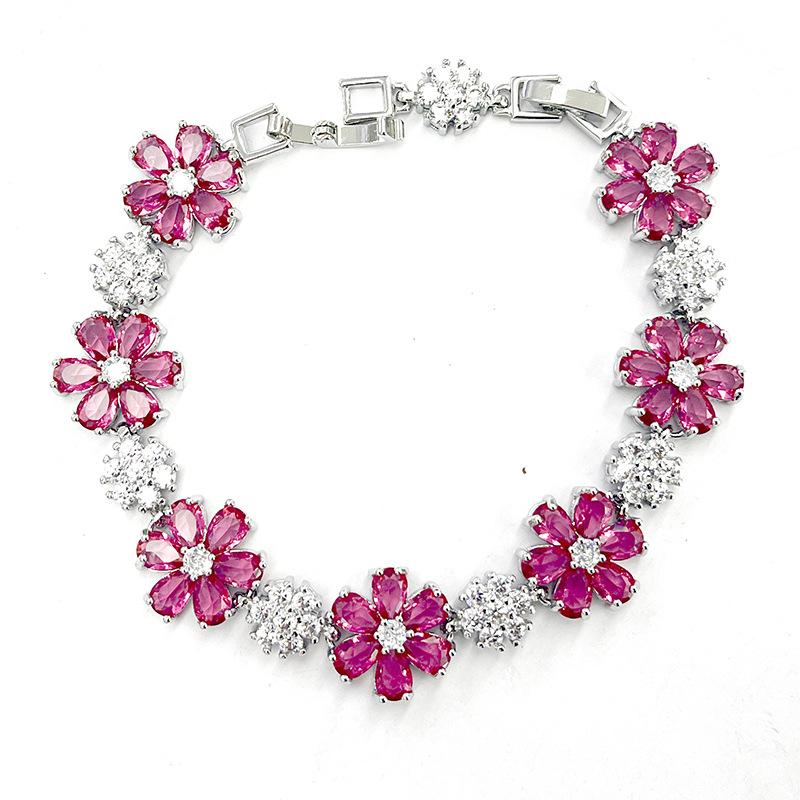 

У девушек есть деньги, чтобы тратить деньги на роскошные браслеты из циркония, а женские модные браслеты высокого класса с изумрудами невозможно стереть.