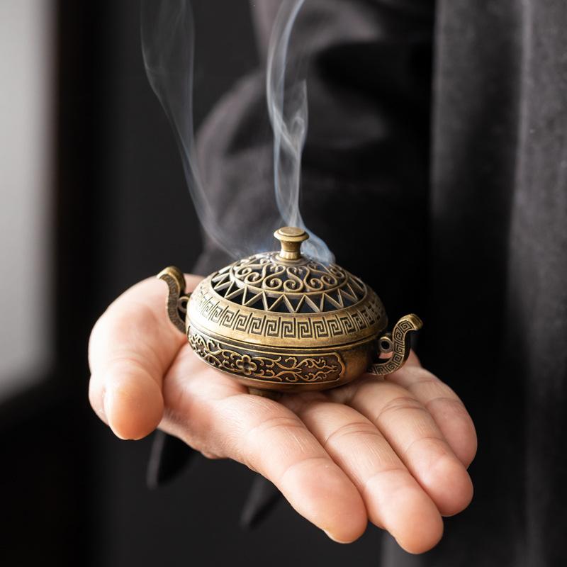 Binaural Antique Incense Burner Exquisite Pattern Hollow Three-legged Burner Indoor Alloy Incense Holders for Yoga Meditation Home Desktop Ornament