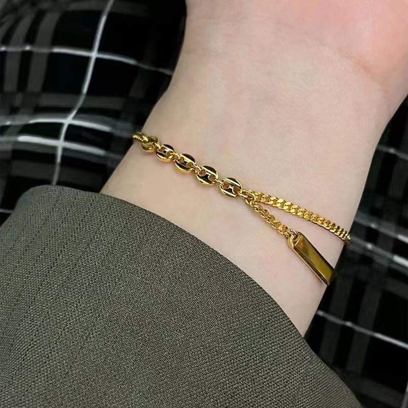 Lucky Charm Women's Bracelet: Elegant and Unique 2022 Style with "No Worries" Plaque.