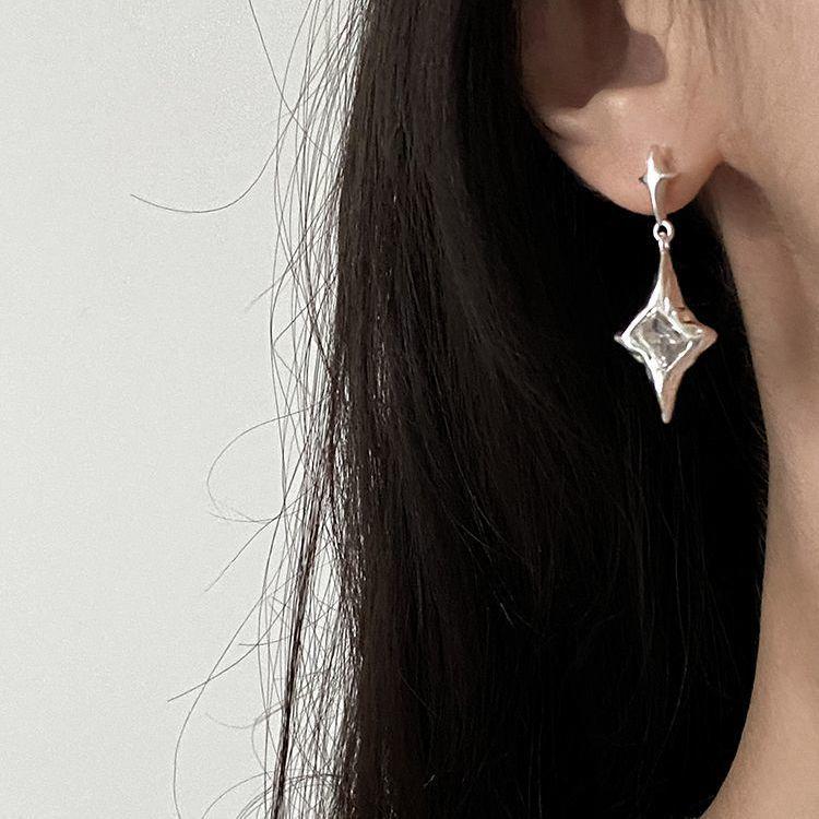 DOUDOUSTORE 925 Silver Four-Pointed Star Earrings: Trendy Day and Night Starlight Accessory