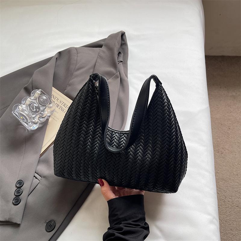 

Light luxury soft leather woven armpit bag women s 2025 autumn season retro fashionable foreign texture commuting shoulder handbag чорний