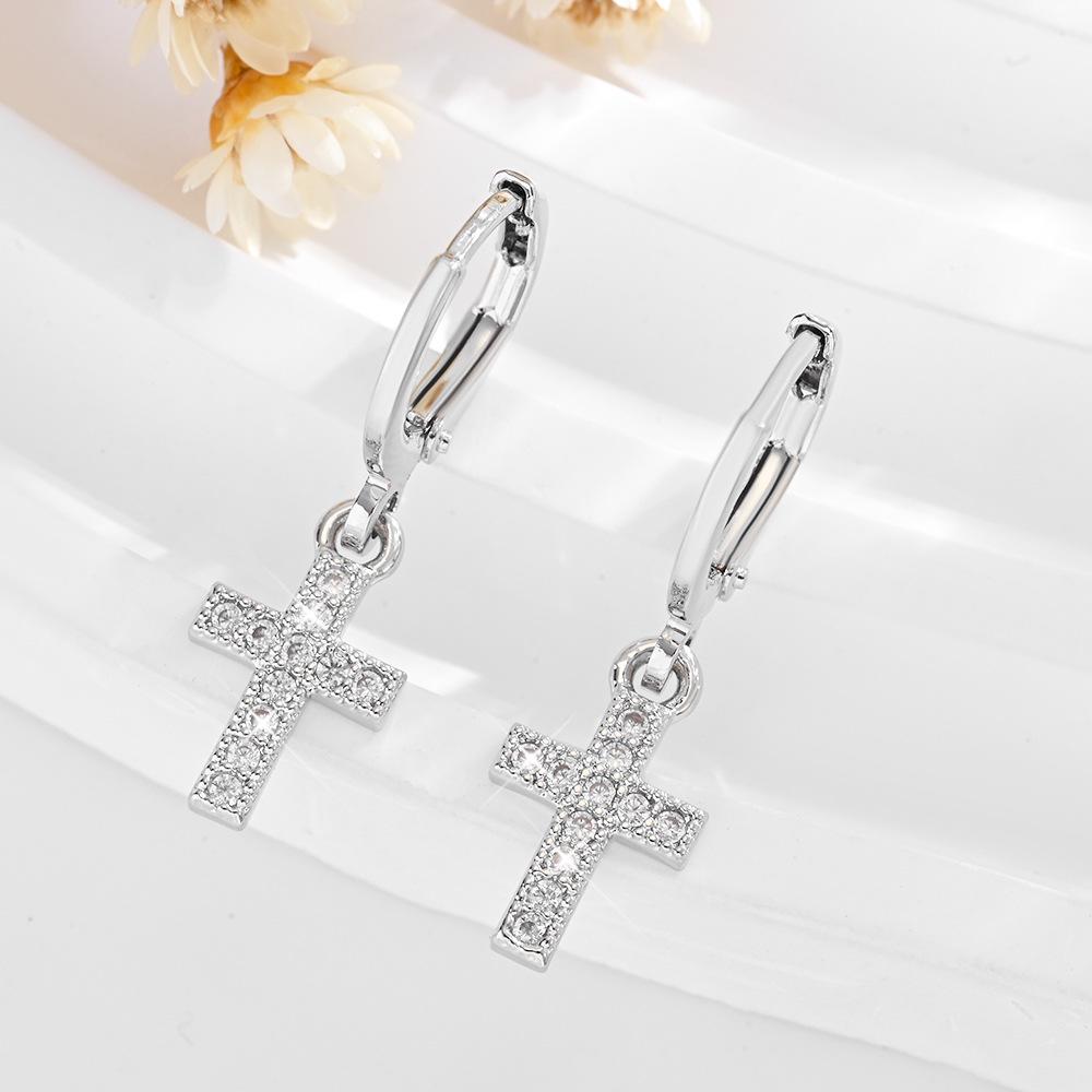 

Серьги-подвески с циркониевыми крестами: Женская нишевая панк-мода