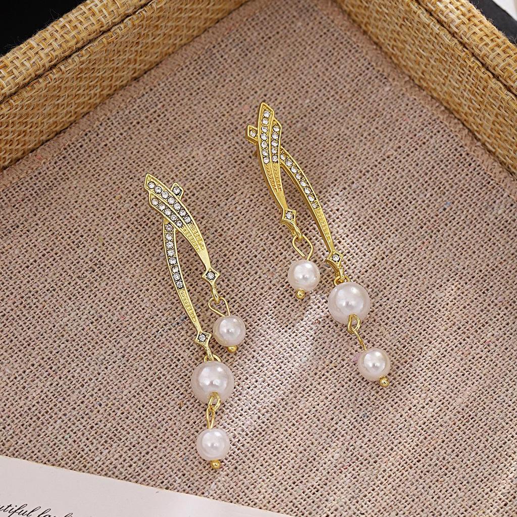 Silver Needle Korean Style Pearl Earrings with Diamond Accents - Elegant, Slimming, High-End Jewelry for Women