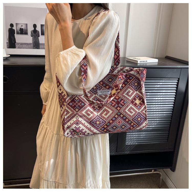 Large Capacity Ethnic Style Tote Bag for Women Fashionable Commuting Single Shoulder Tote Bag
