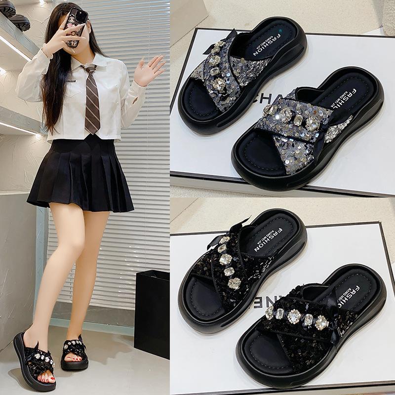 Internet Celebrity Xiaoxiangfeng Thick-soled Slippers Women 2025 New Summer Outer Wear Sequins Soft Bottom Cool Slippers Women's Beach Word