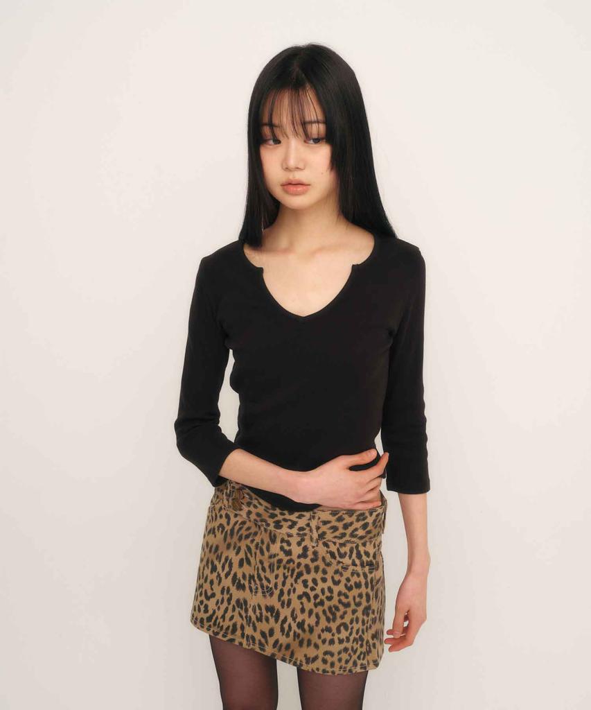 Kyuliti C 90S Line Slit Neck T-Shirt_Black