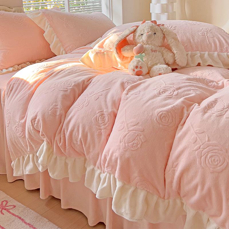 

Розовый бархатный комплект постельного белья в стиле принцессы: Зимний утолщенный четырехпредметный комплект с пододеяльником, простыней из кораллового флиса и юбкой для кровати. Lace Rose - Pink